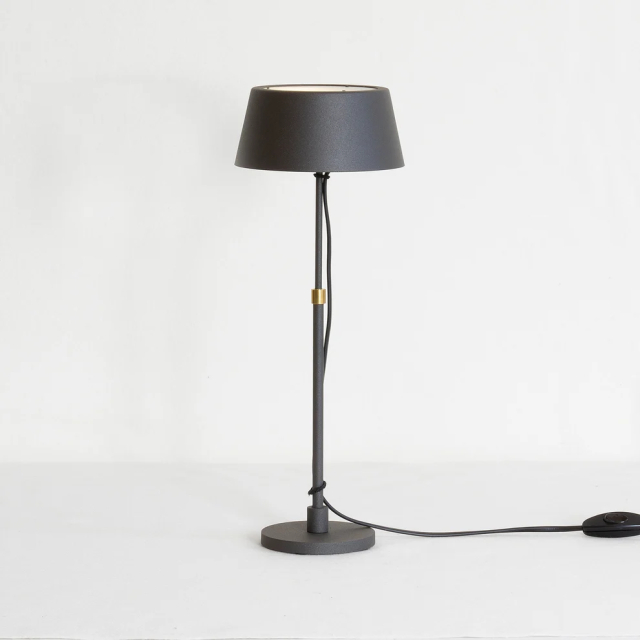 Karl 925-1512 Bordslampa med stålskärm