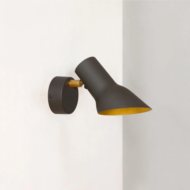 Q10 Vägglampa