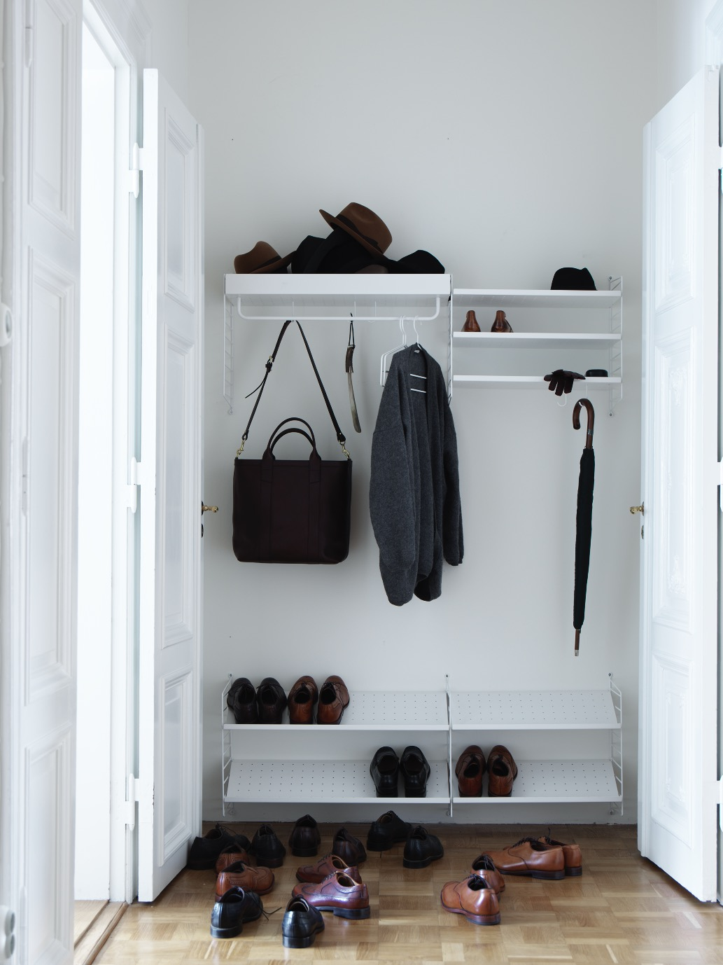 String kombination till en hall med skohyllor längst ner.