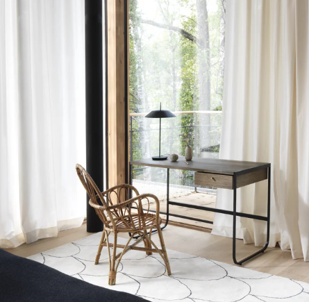 Tati skrivbord från Asplund i mörkt utförande.