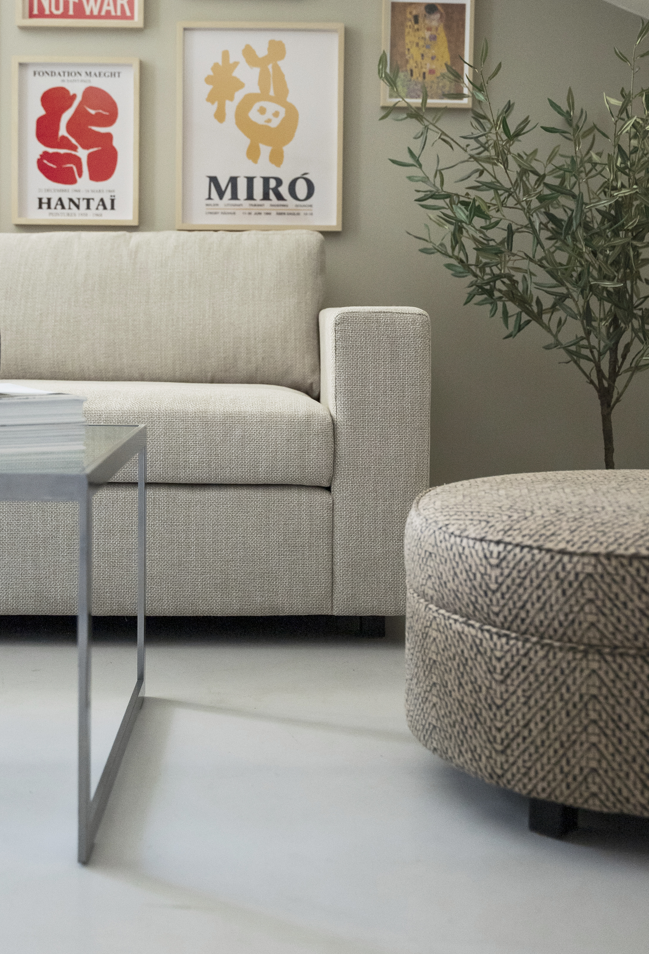 Fotpall i beiget tyg från Englesson