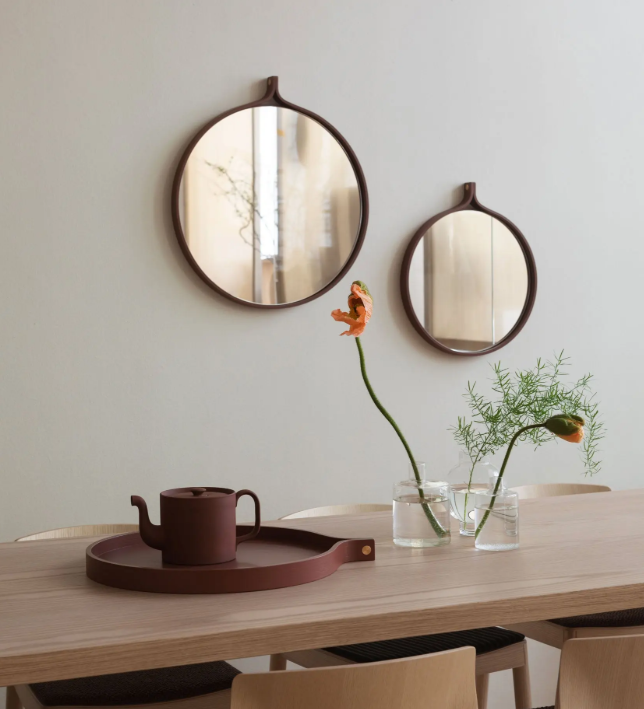 Swedeses spegel comma som är rund, i två olika storlekar.