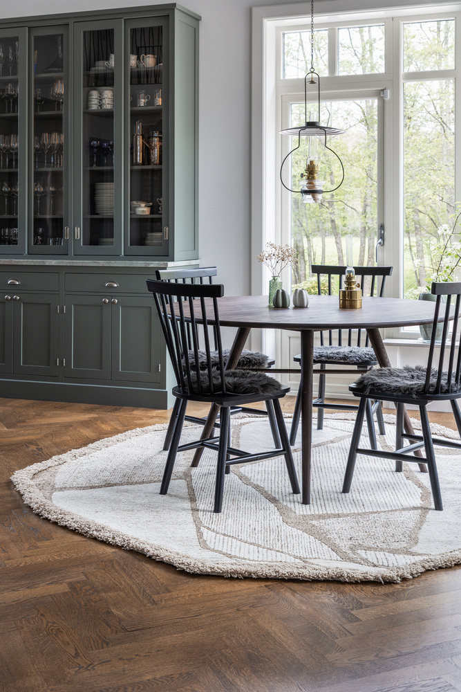 Nyheten Moon från Inhousegroup lyfter här matplatsen när den kombineras med ett klassiskt kök i grönt.