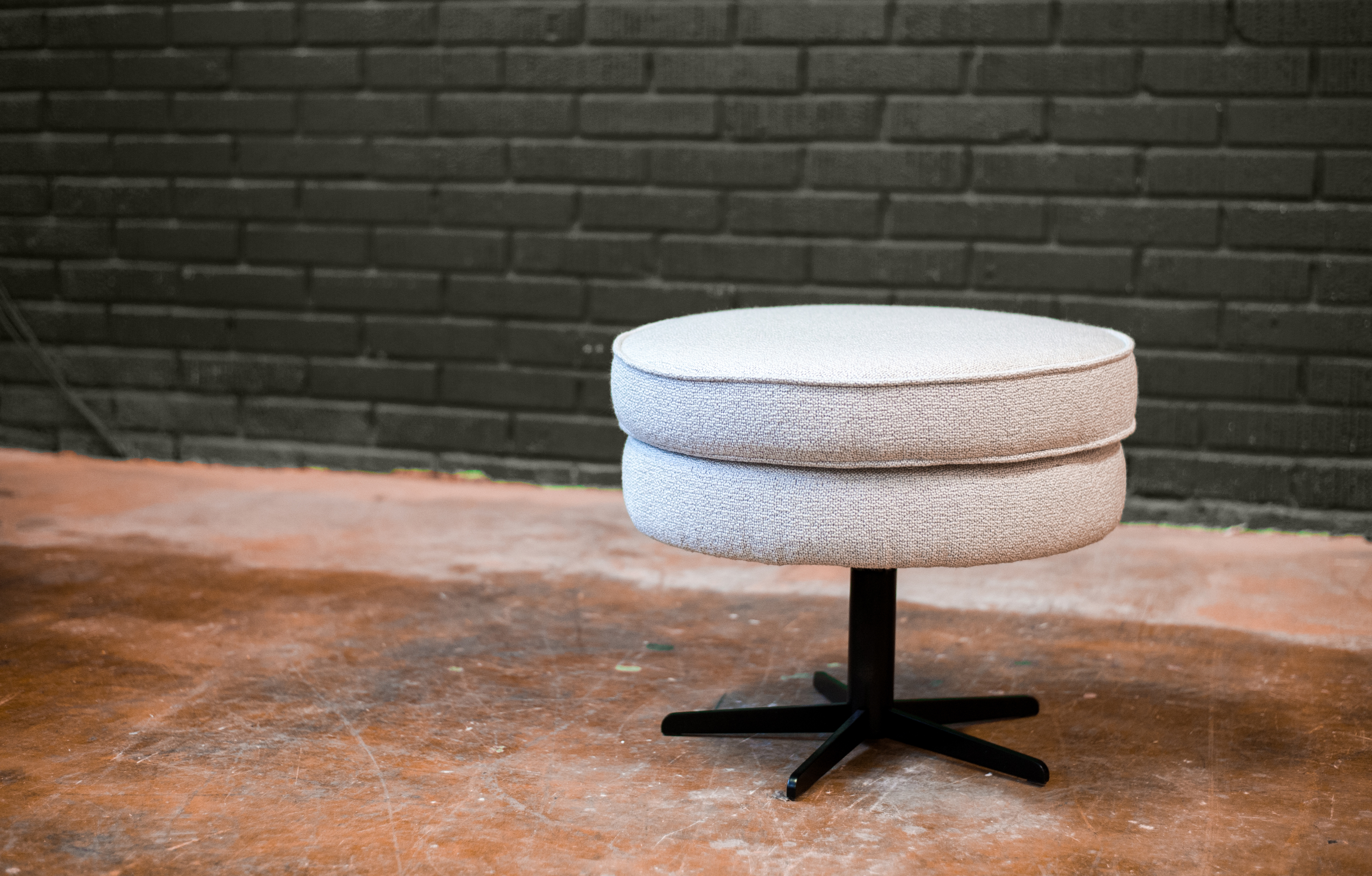 Fotpallen Ava Circle från Bröderna Andersson i vit klädsel.