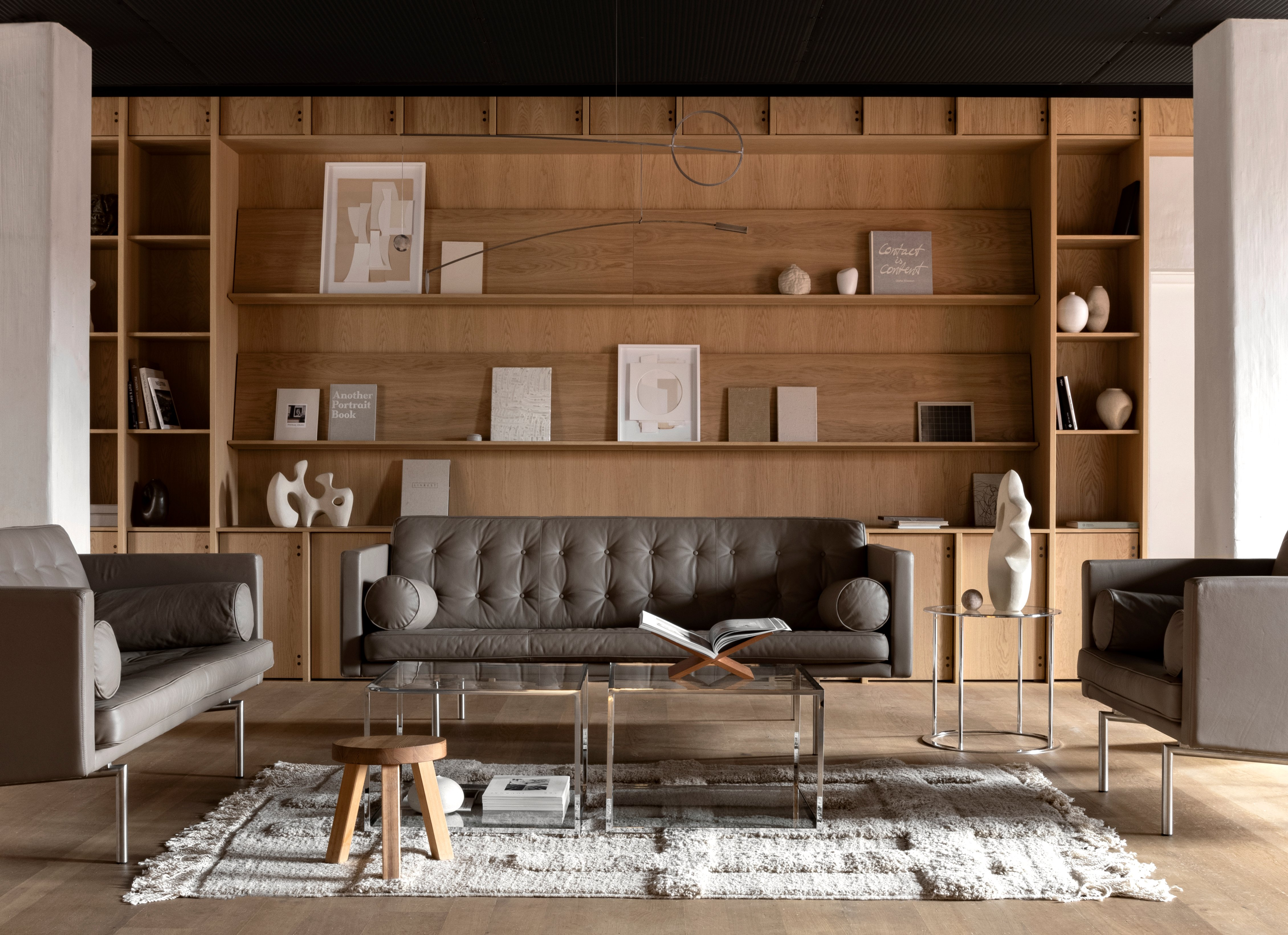 Ritz från DUX i mörkt skinn.