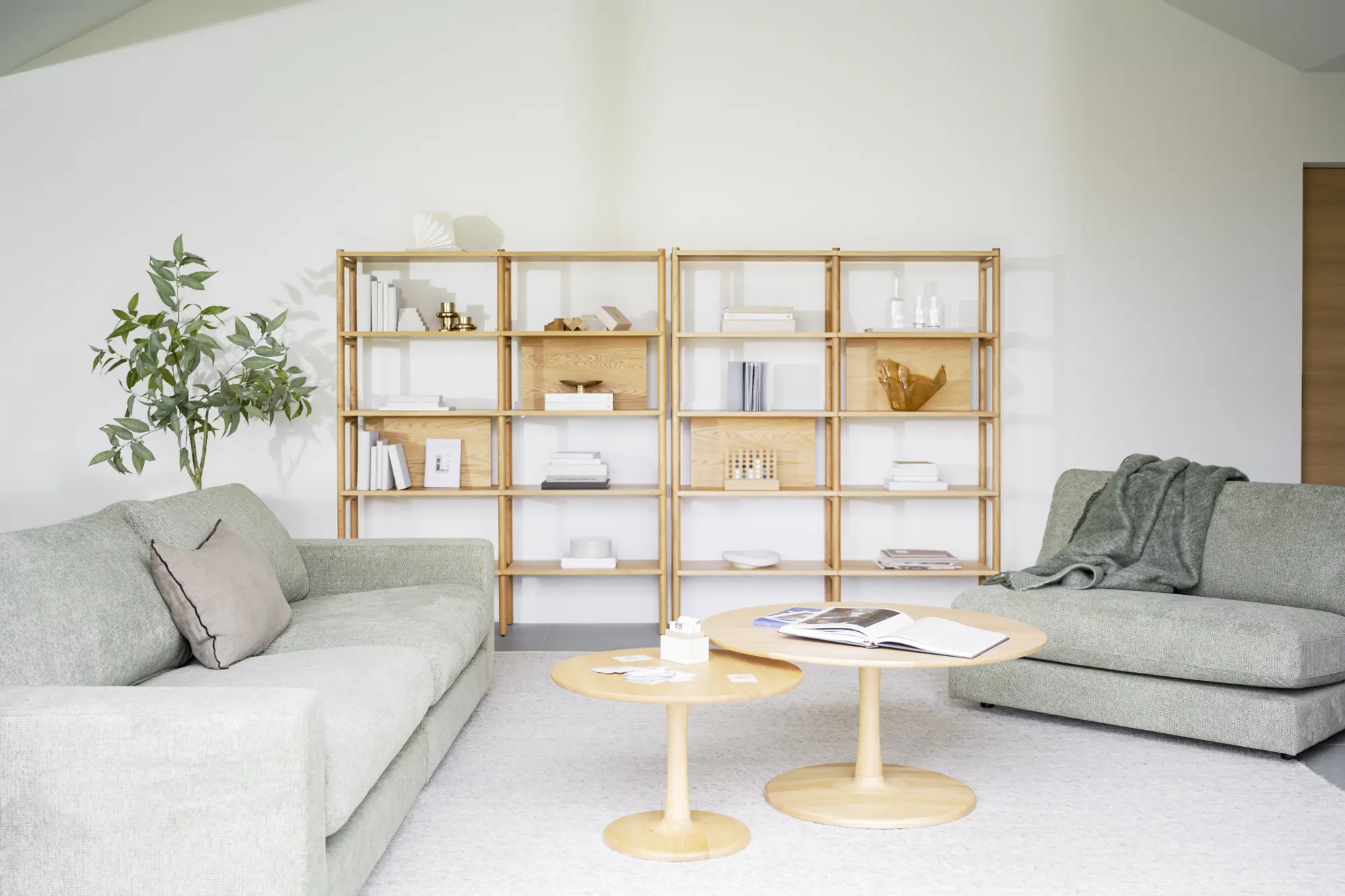 Bokhyllan Holton från Rowico täcker en del av väggen och ger ett luftigt  intryck.