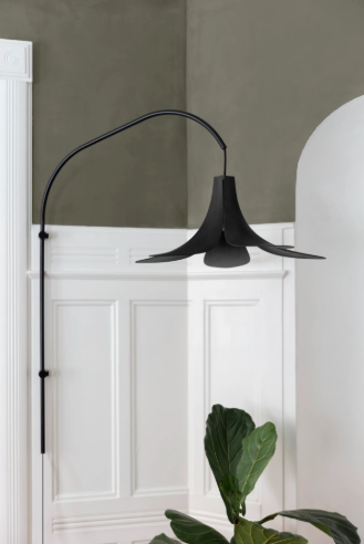 Lampan Jazz från danska Umage här ovanför en fiolfikus.