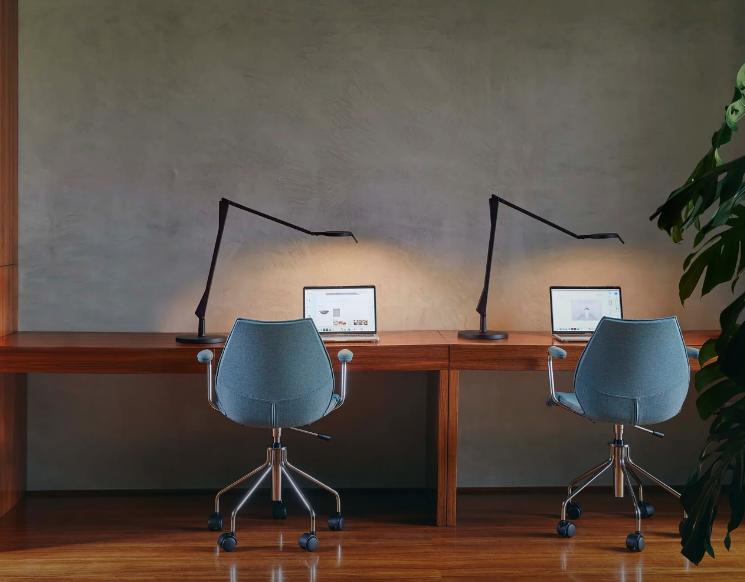 Maui soft med hjul från Kartell står med ryggen mot.