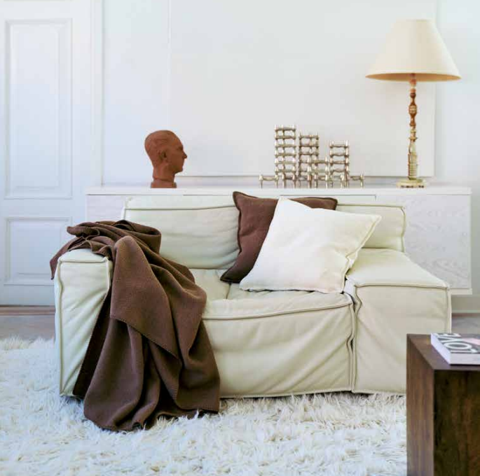 En pläd samt kuddfodral från Klippan Yllefabrik.