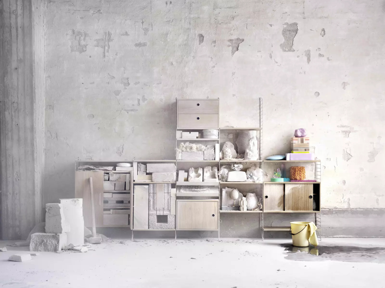 String vägghylla täckt i byggdamm som tvättas och får färg.