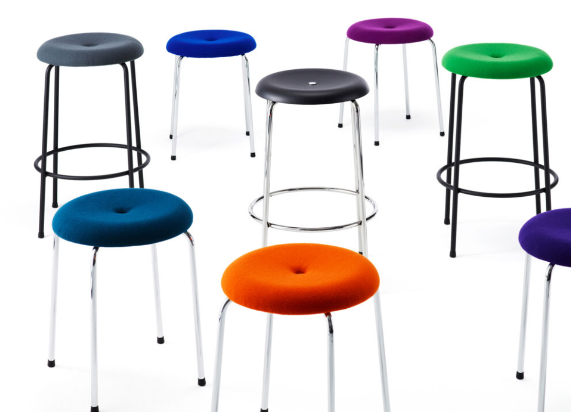 Taburett från Lammhults i samlad trupp, i flera olika färger.