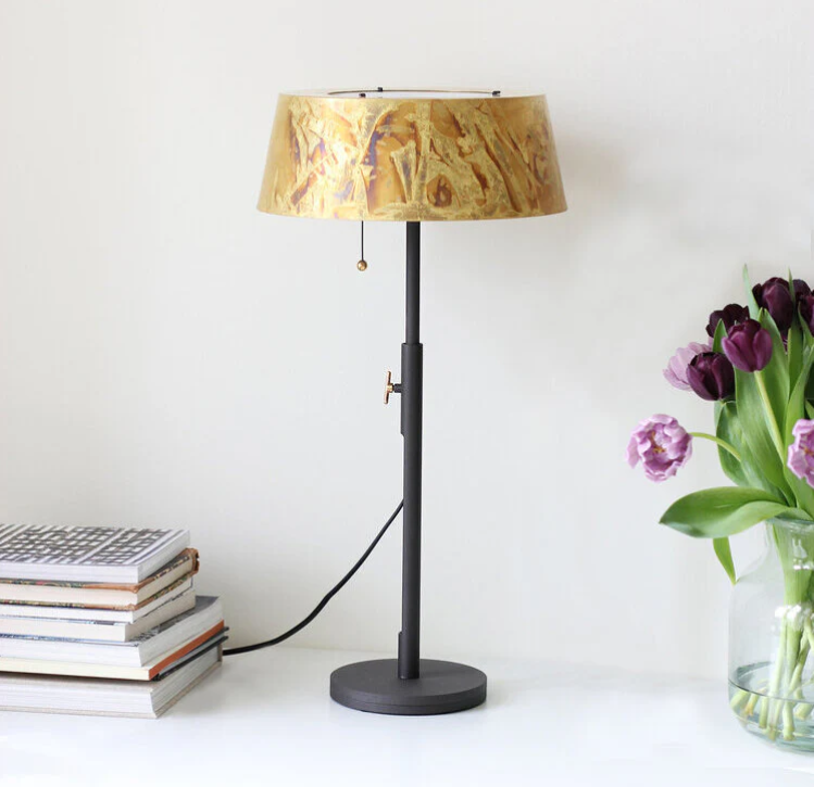 Bordslampan Q med mässingsskärm från Zlamp.