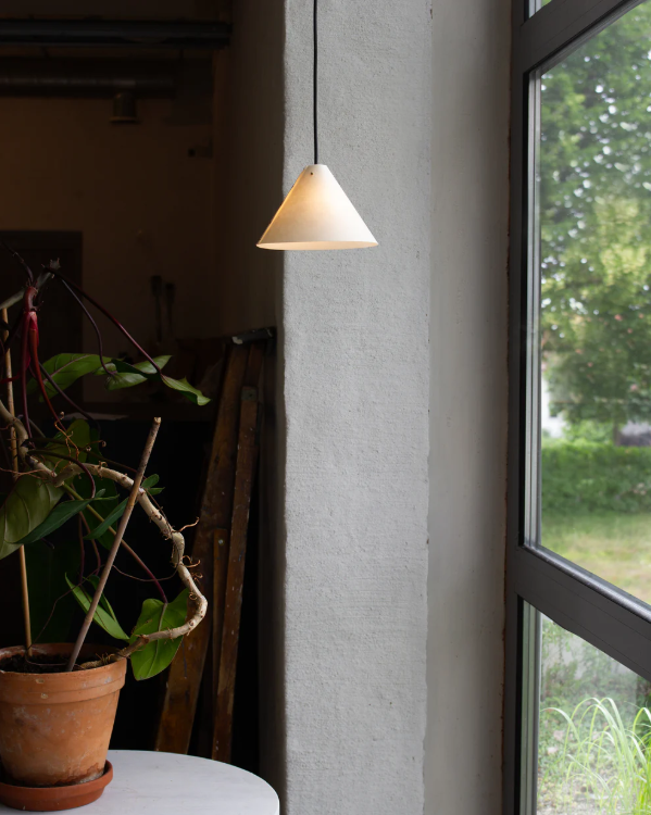 Spiss fönsterlampa från skånska Zlamp.